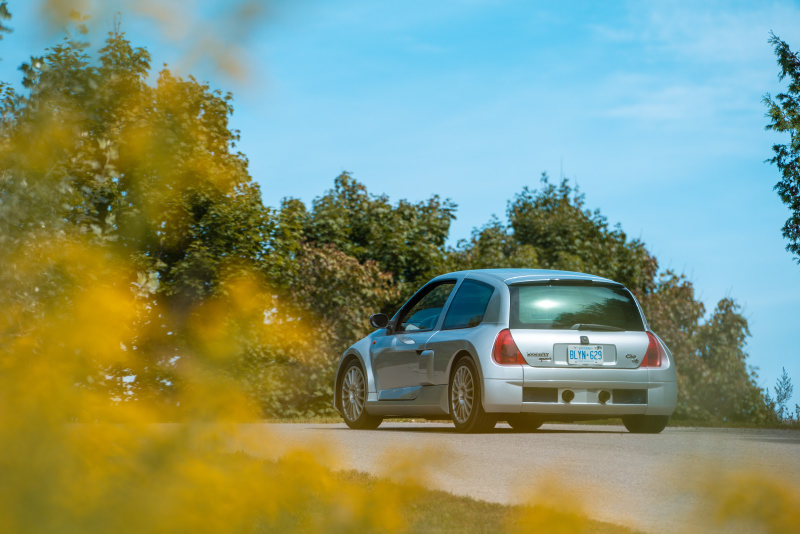Illustration for article titled The Mid-Engine 2001 Renault Sport Clio V6 Is Just As Unreal As You Imagine
